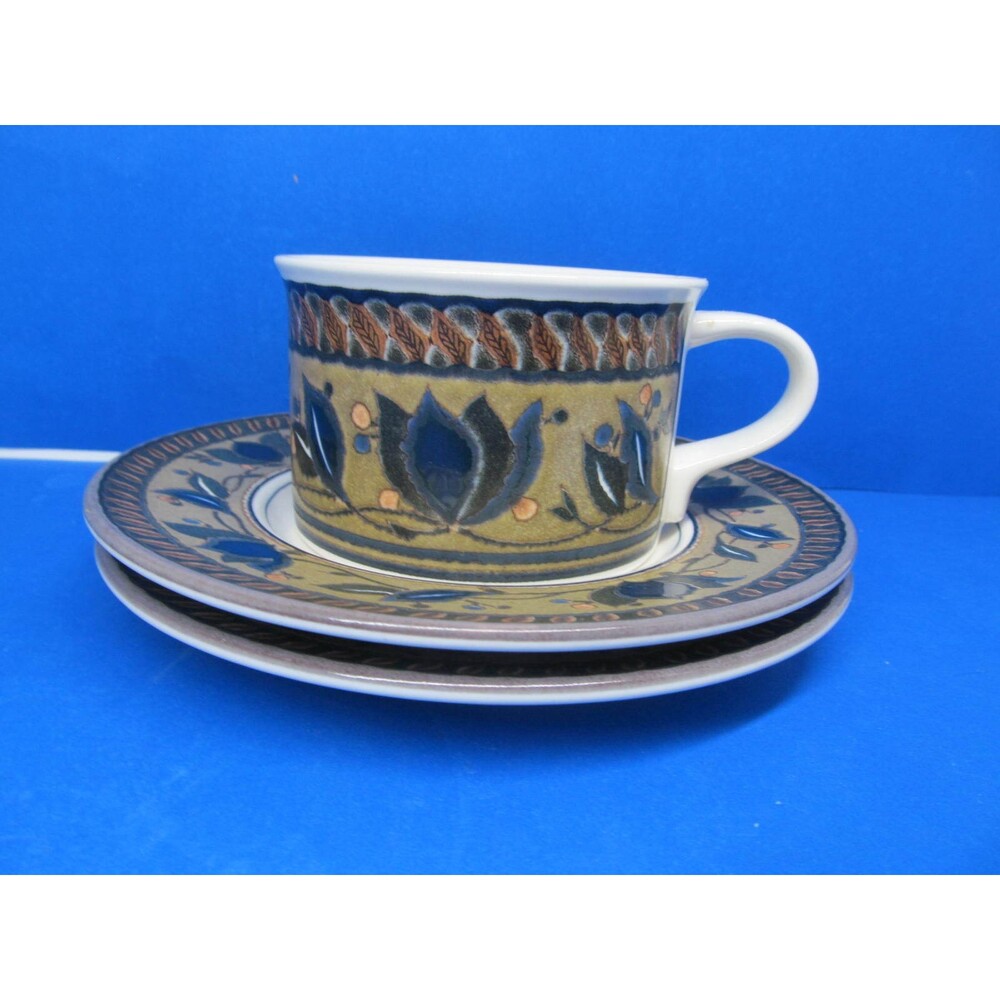 MIKASA INTAGLIO ARABELLA CAC01 COFFEE FLAT CUP 2-1/2" Tall & 2 Saucers